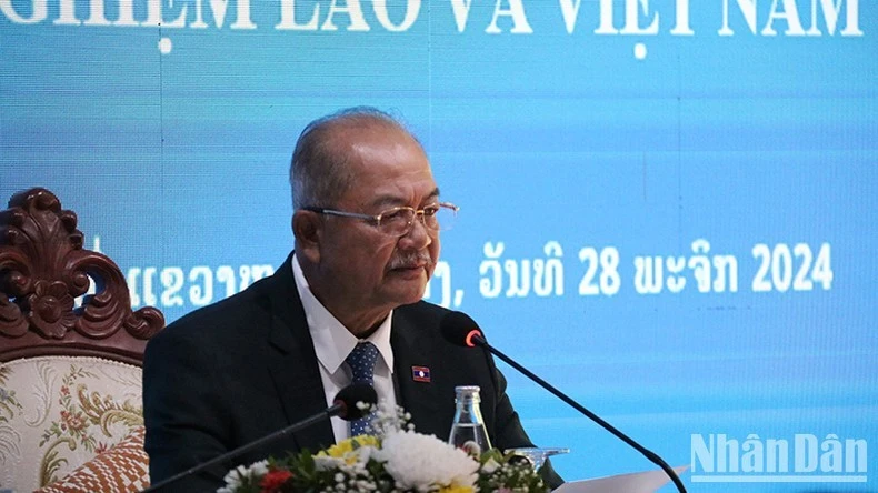 Phó Thủ tướng Lào Kikeo Khaykhamphithoune phát biểu đề dẫn tại Hội thảo.