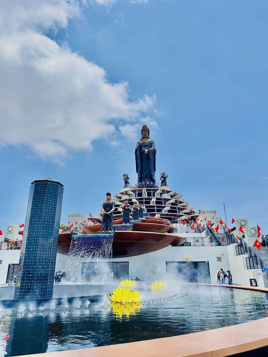 Núi Bà Đen Tây Ninh - một trong điểm du lịch tâm linh của Việt Nam.