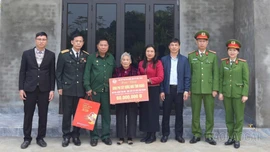 Phường Âu Lâu trao 140 triệu đồng hỗ trợ xây nhà cho mẹ liệt sĩ