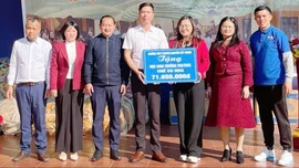 Trường THPT Chuyên Nguyễn Tất Thành trao quà Tết trị giá gần 72 triệu đồng tại Mù Cang Chải