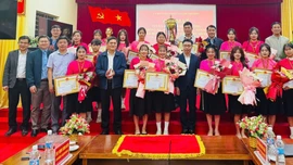 Xã Lâm Thượng khen thưởng đội bóng đá nữ