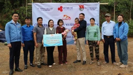 Lục Yên: Trao 50 triệu đồng hỗ trợ xây dựng Nhà nhân ái cho hộ nghèo tại thôn Làng Thọc