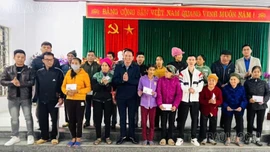 Trao 127 triệu đồng đến với bà con nghèo và học sinh xã Lục Yên nhân dịp năm mới
