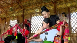 Nghệ nhân Hoàng Thị Văn và tình yêu dành cho văn hóa Thái