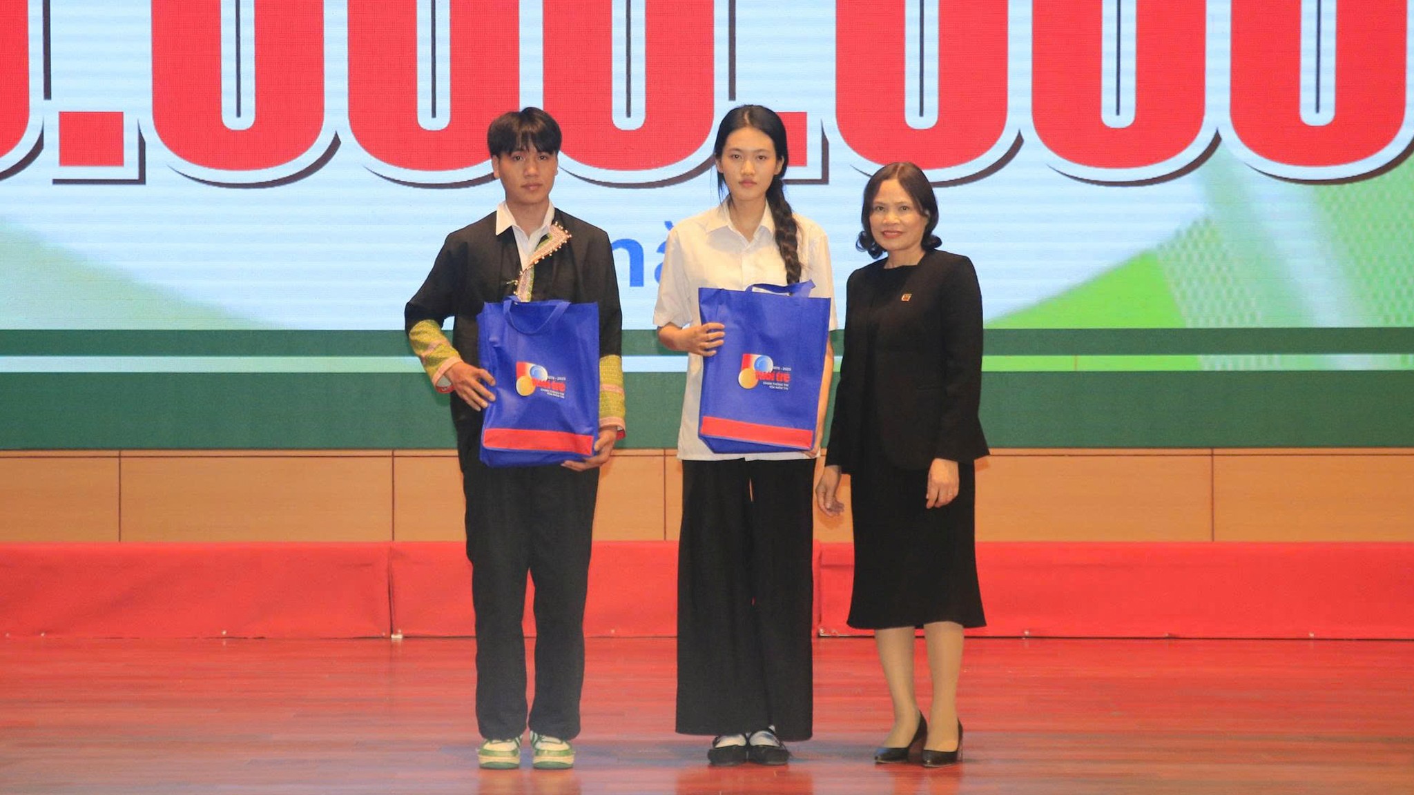 Ban tổ chức trao 2 suất học bổng đặc biệt trị giá 50 triệu đồng/suất trong suốt 4 năm học cho 2 tân sinh viên Chảo Ông Liều và Nguyễn Thị Tố Loan. z7094963082077-dcbbb51185daa69e61f9af558609ce10.jpg