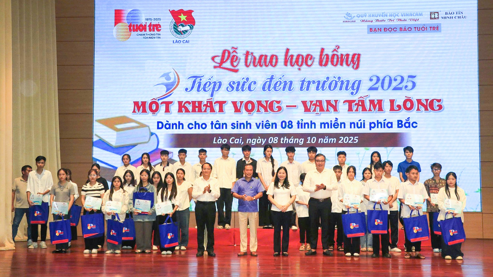 Đồng chí Vũ Thị Hiền Hạnh - Phó Chủ tịch UBND tỉnh và Ban tổ chức trao học bổng cho các tân sinh viên. z7094657859713-315ea9ab5007dac1482d20aa1e5207cc-2113.jpg