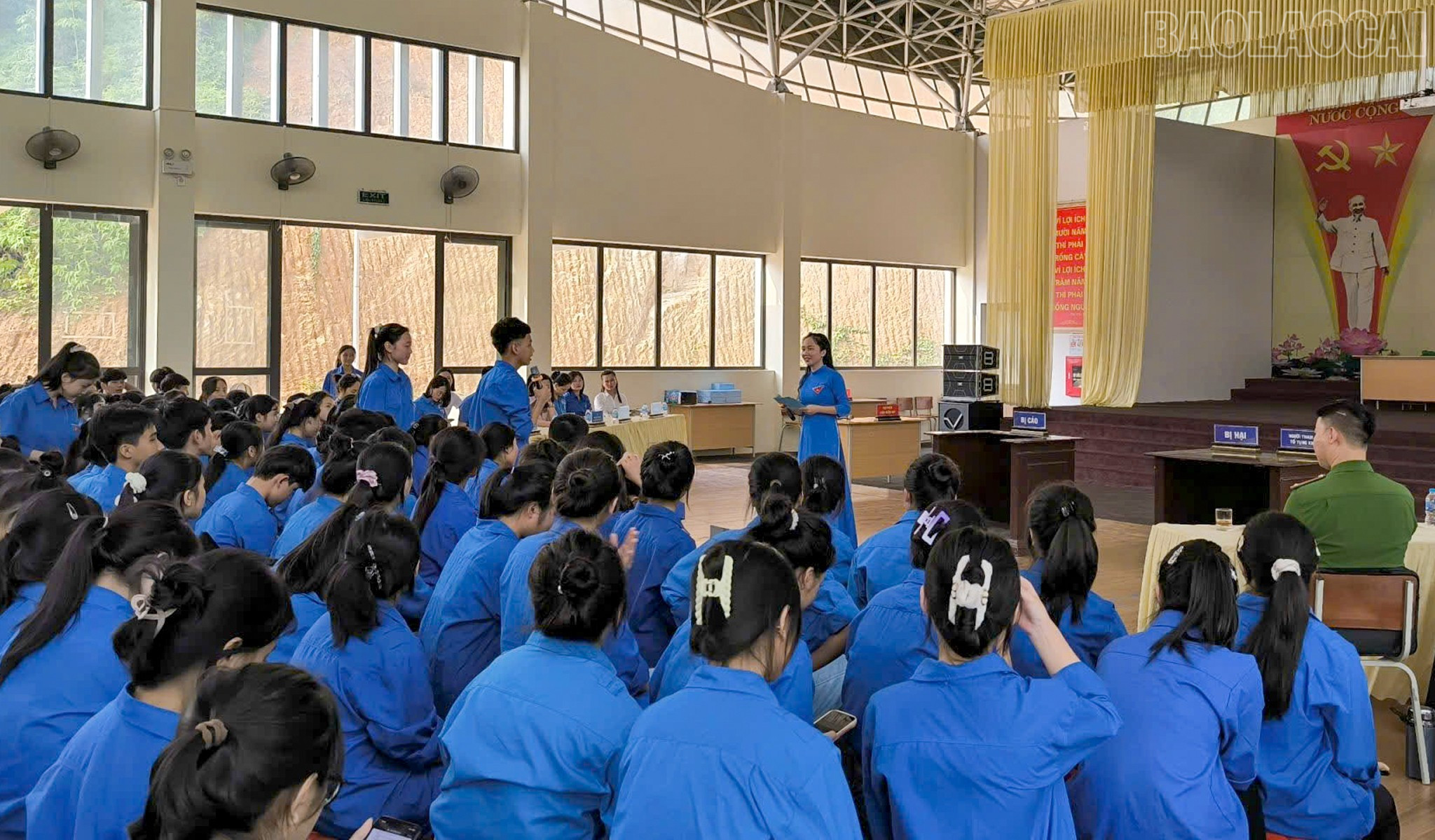 Học sinh tham gia trả lời các câu hỏi liên quan đến phiên tòa giả định. baolaocai-tr_z7159209561645-575d458508bf5955714f37846d6337d2.jpg