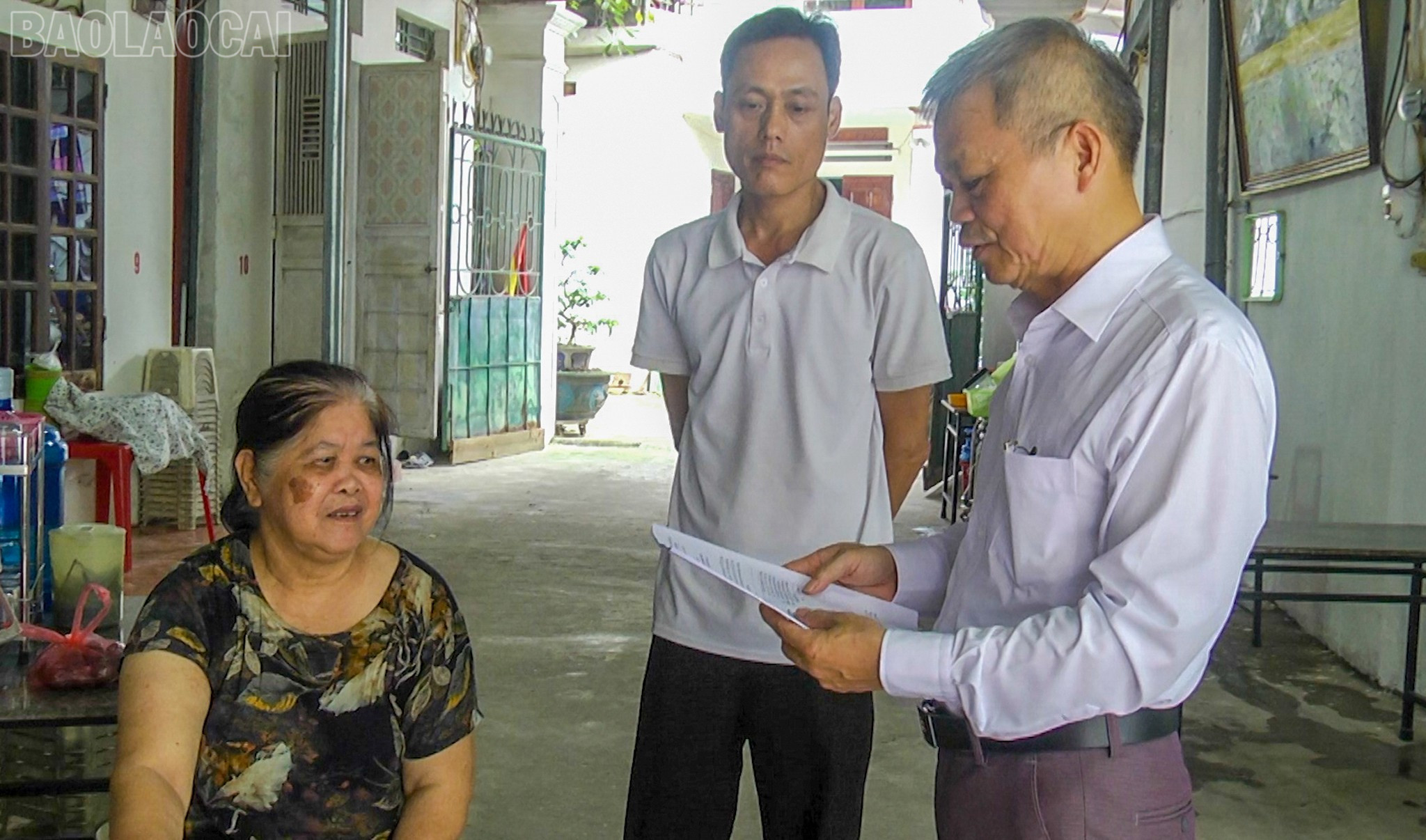 The Front Working Committee of Group 9, Minh Tan Ward (old) propagated and distributed ballots to collect opinions on naming and renaming residential groups. baolaocai-tl_tuyentruyen.jpg