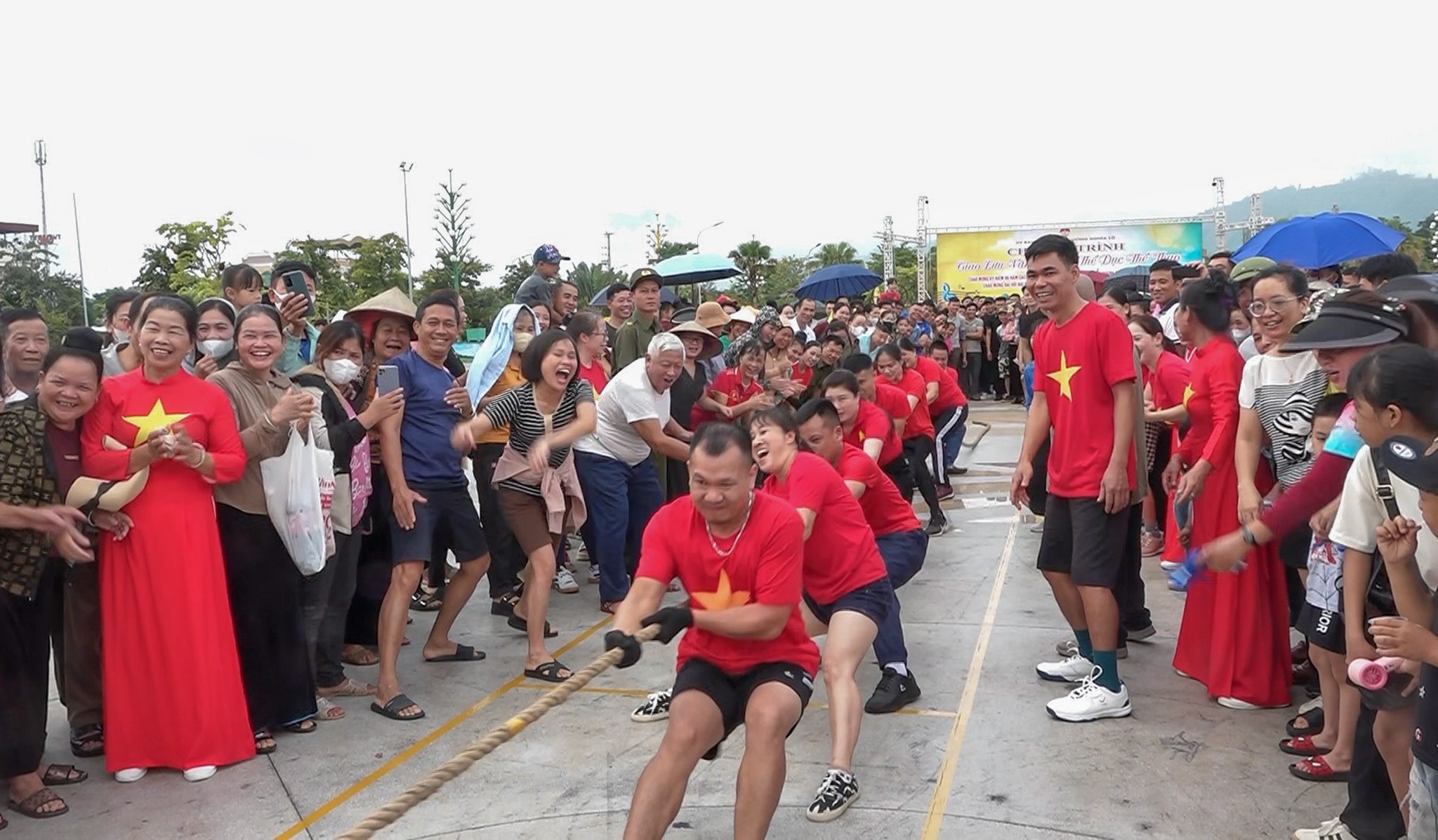 Các vận động viên thi đấu nội dung kéo co. 16.jpg