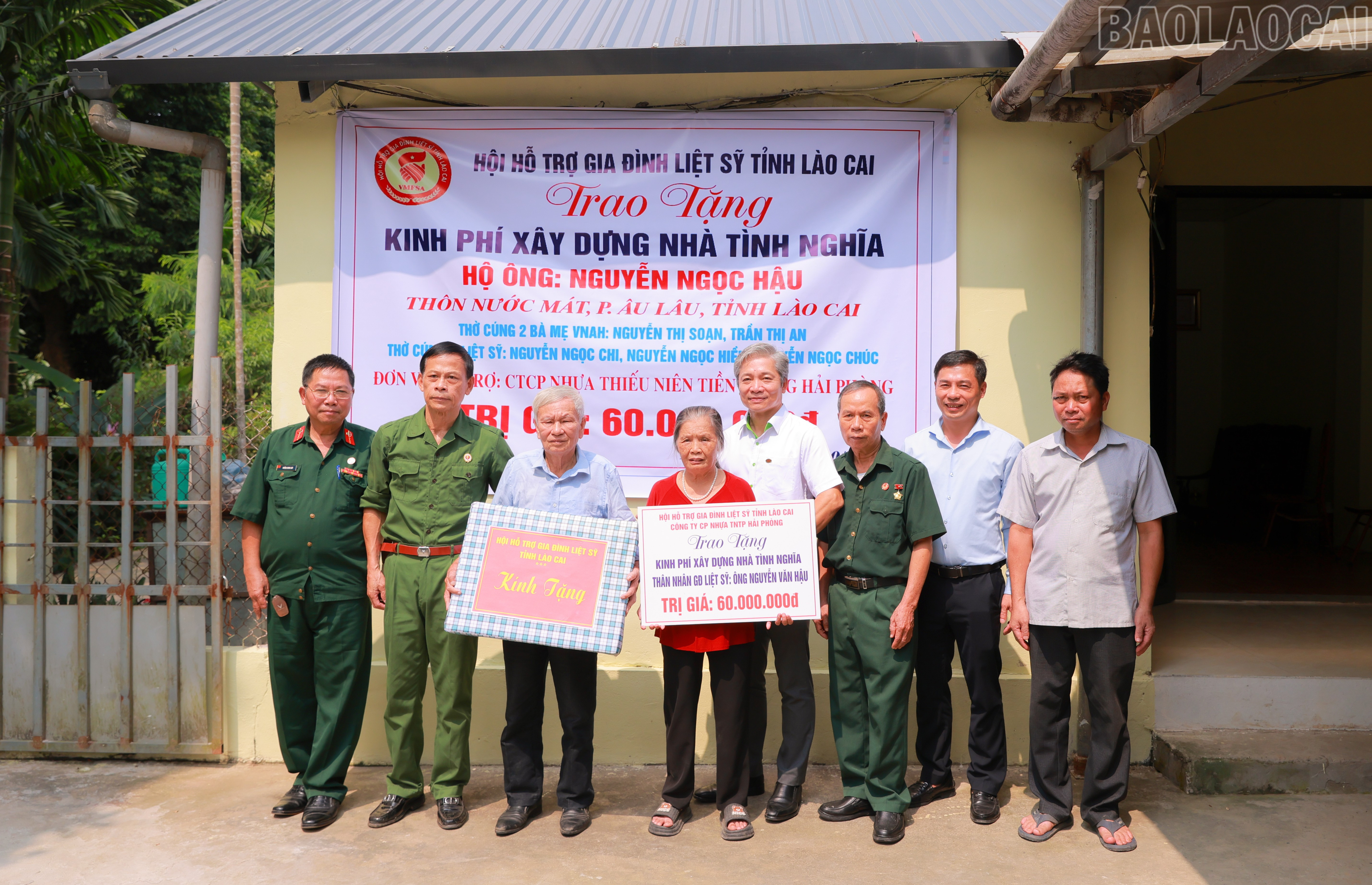 Đại diện Hội Hỗ trợ gia đình liệt sỹ tỉnh Lào Cai và đơn vị tài trợ Công ty Cổ phần Nhựa Thiếu niên Tiền Phong (Hải Phòng) tặng quà, kinh phí hỗ trợ 60 triệu đồng cho gia đình ông Nguyễn Ngọc Hậu. baolaocai-tr_img-3280.jpg