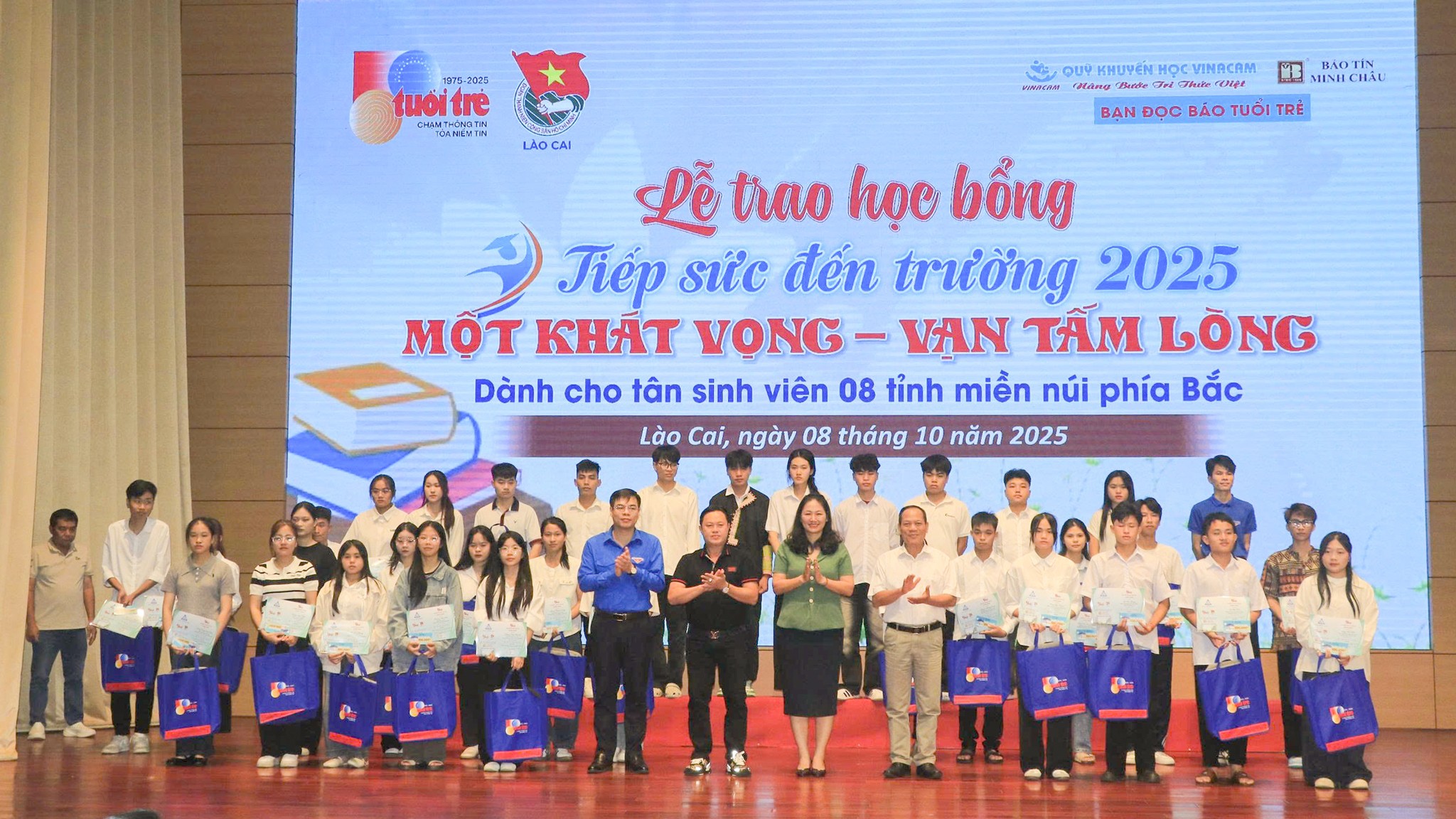 Trao học bổng cho các tân sinh viên. z7094658159104-f26106cbc443b82607629abd3e29d3c8.jpg