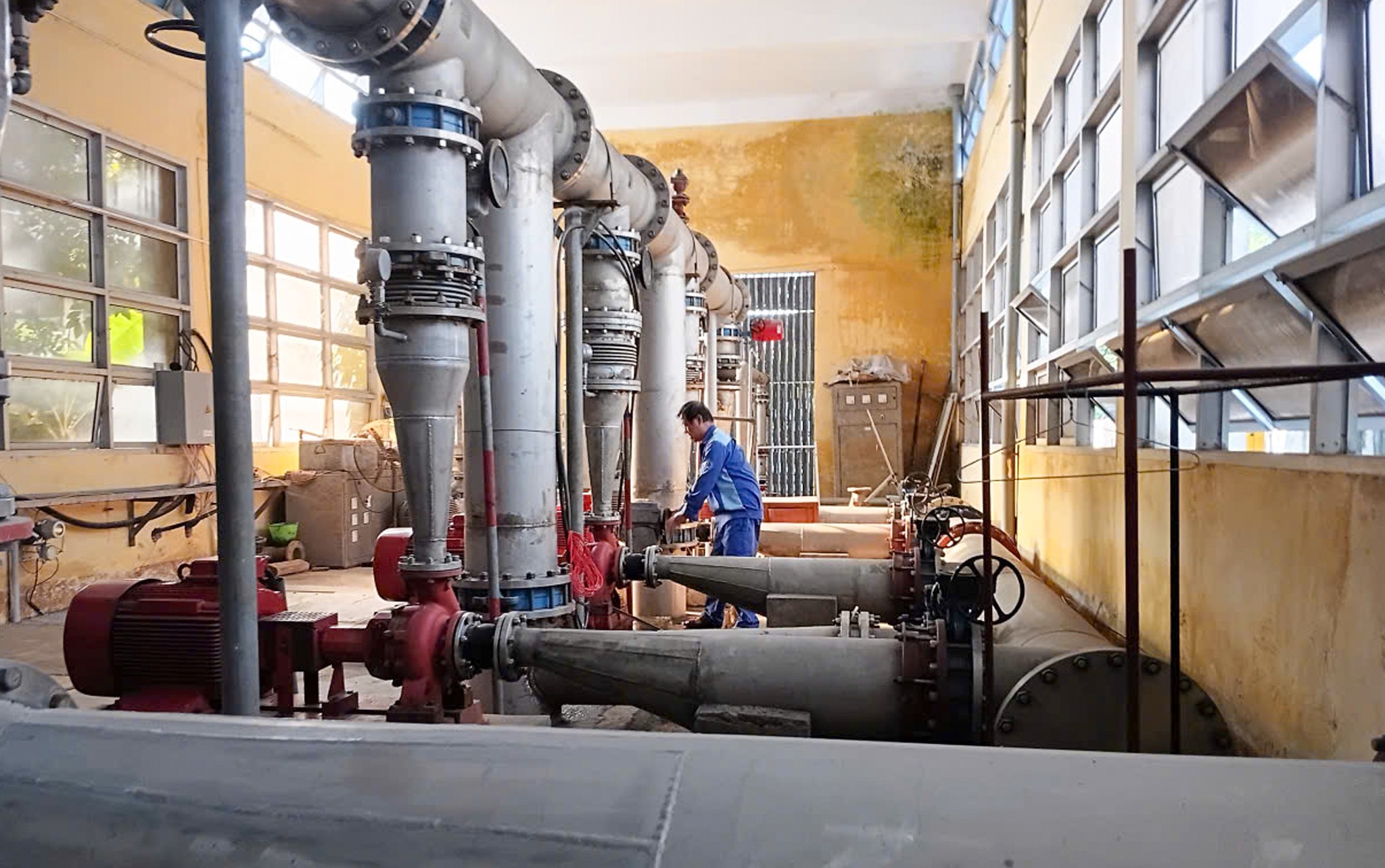 Nhân viên kỹ thuật Công ty cổ phần Cấp nước và Xây dựng Yên Bái vận hành hệ thống. 204.jpg