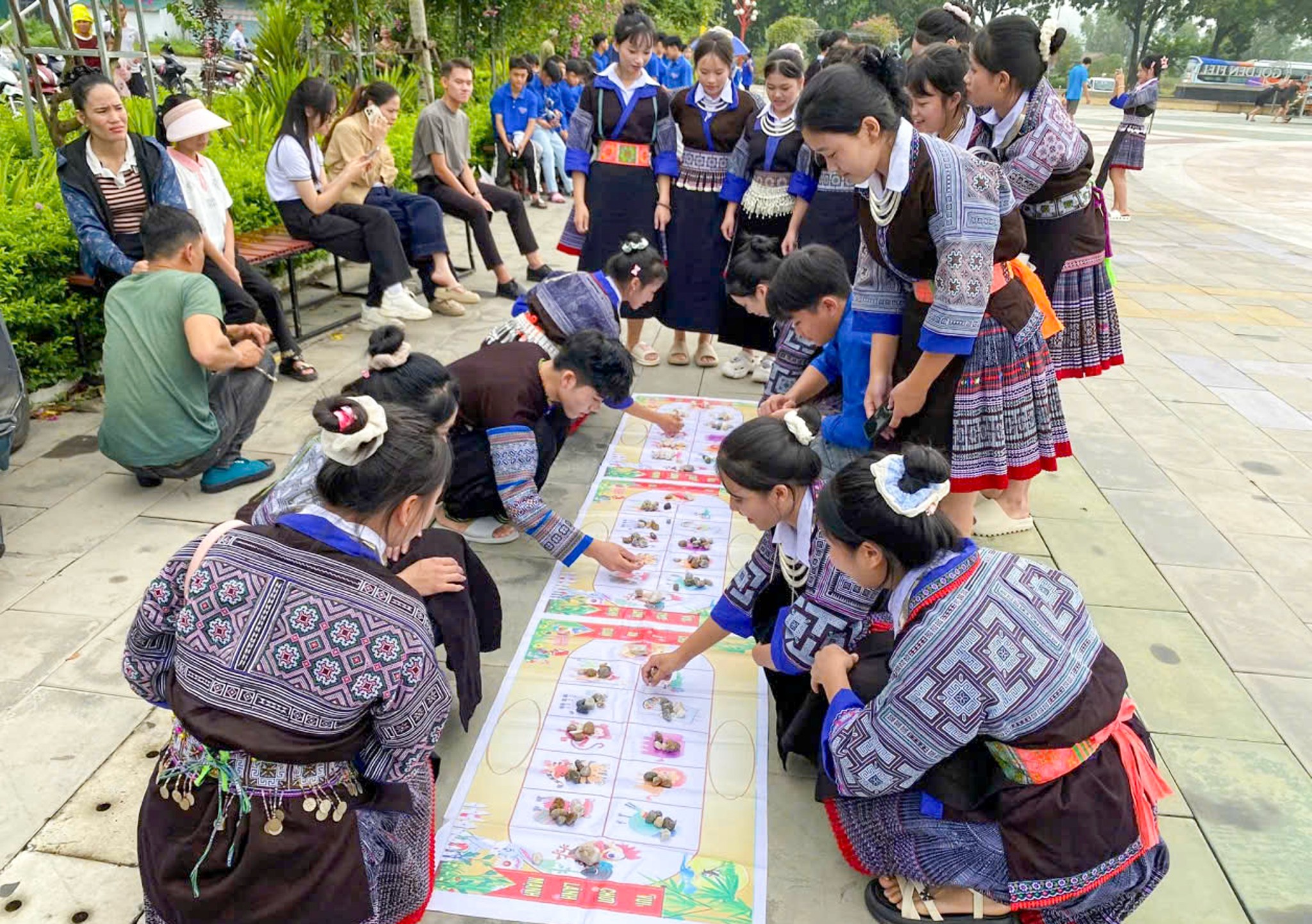 Người dân hào hứng tham gia múa sạp và các trò chơi dân gian. 55.jpg