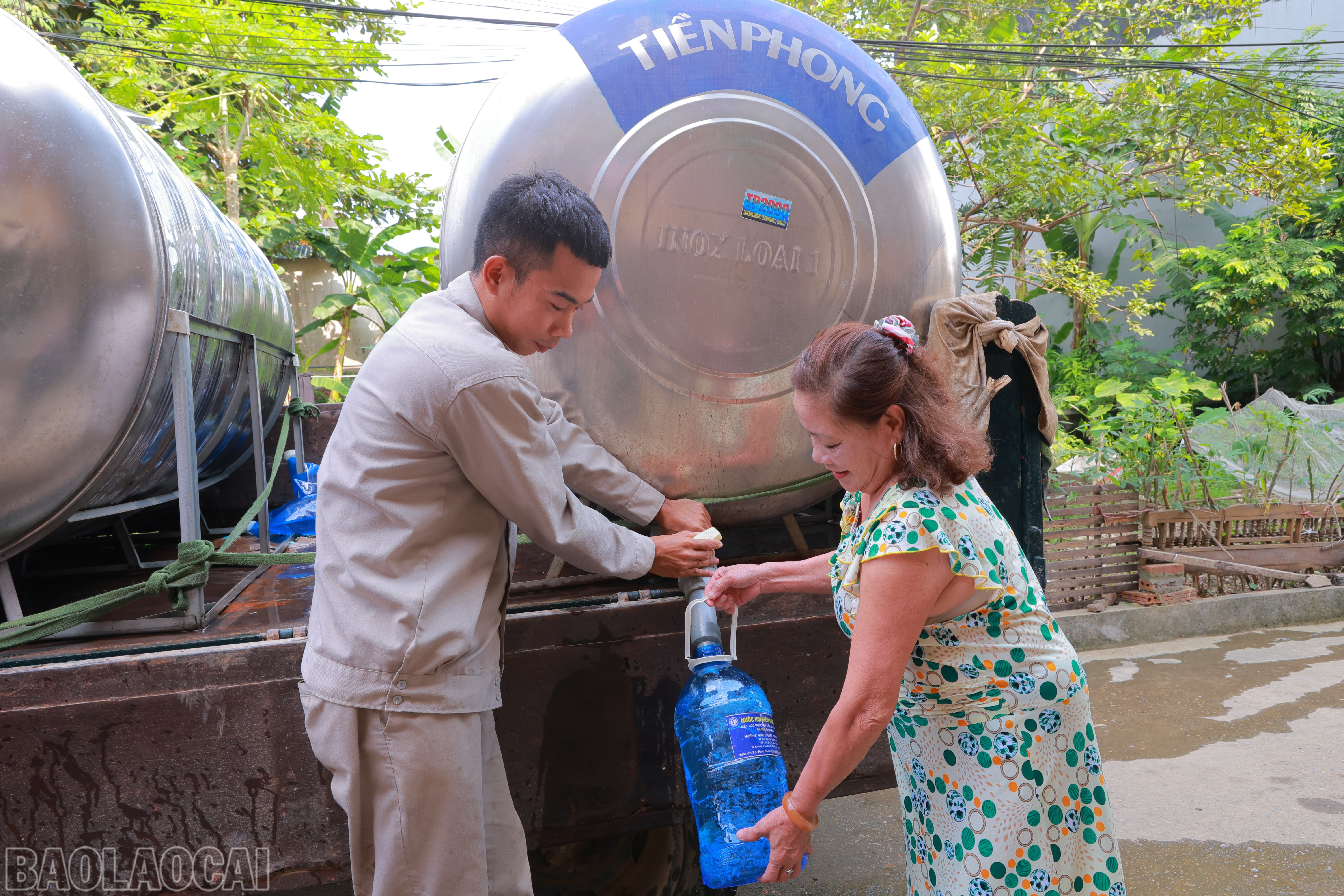 Nguồn nước sạch được mang đến tận nhà các hộ dân khắc phục tình trạng thiếu nước sinh hoạt. baolaocai-bl_img-3014.jpg