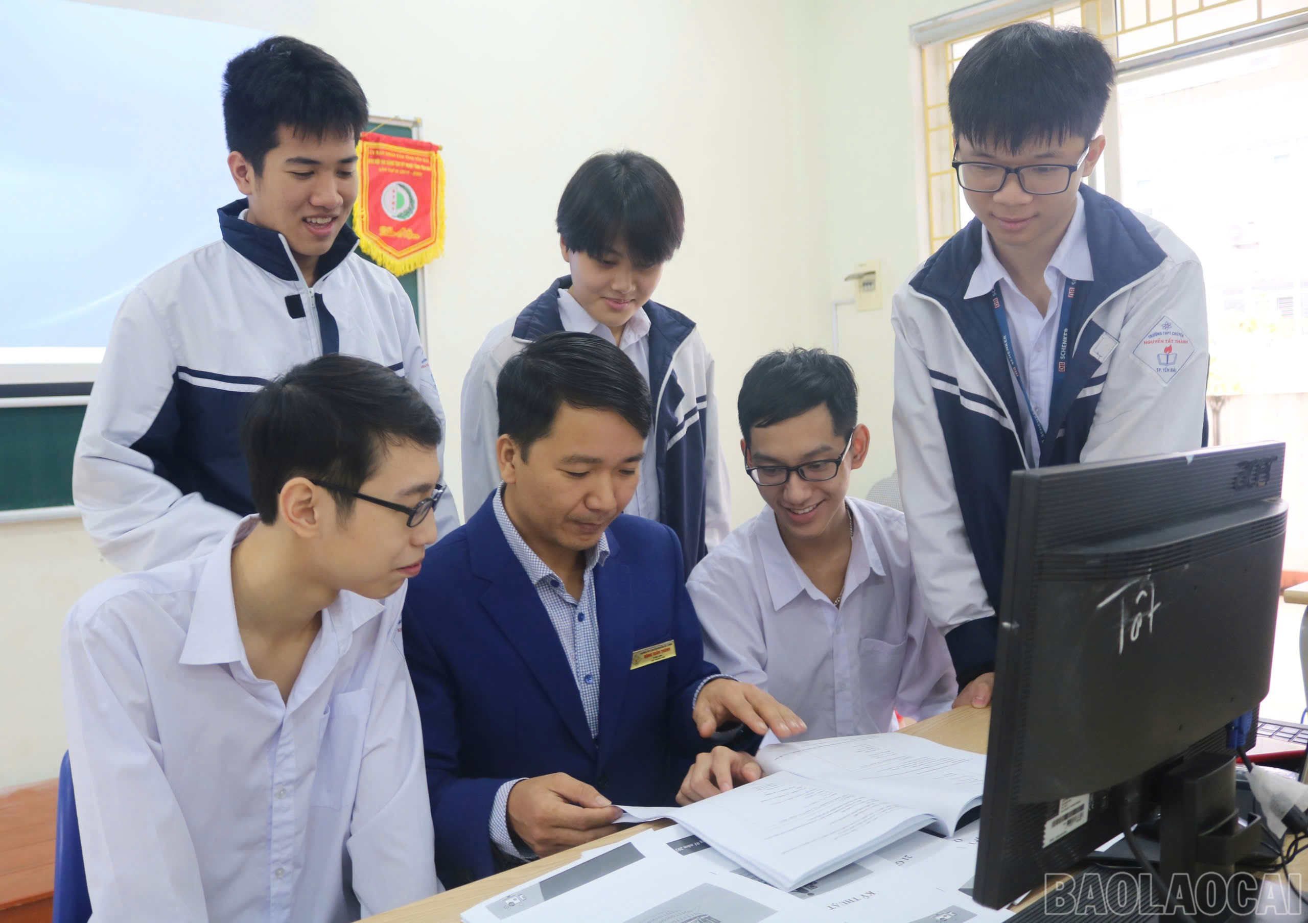 Lærere og elever bruker kunstig intelligens i undervisning og læring. baolaocai-br_z7313915121823-4e0ecc0eb1196707efd5c1bb997e6203.jpg