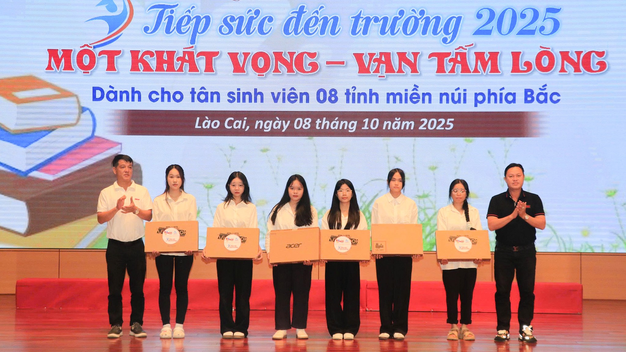 6 tân sinh viên có hoàn cảnh đặc biệt khó khăn còn thiếu thiết bị học tập được trao tặng laptop. z7094657172264-b641485695efff936d9d55e9c121cd08.jpg