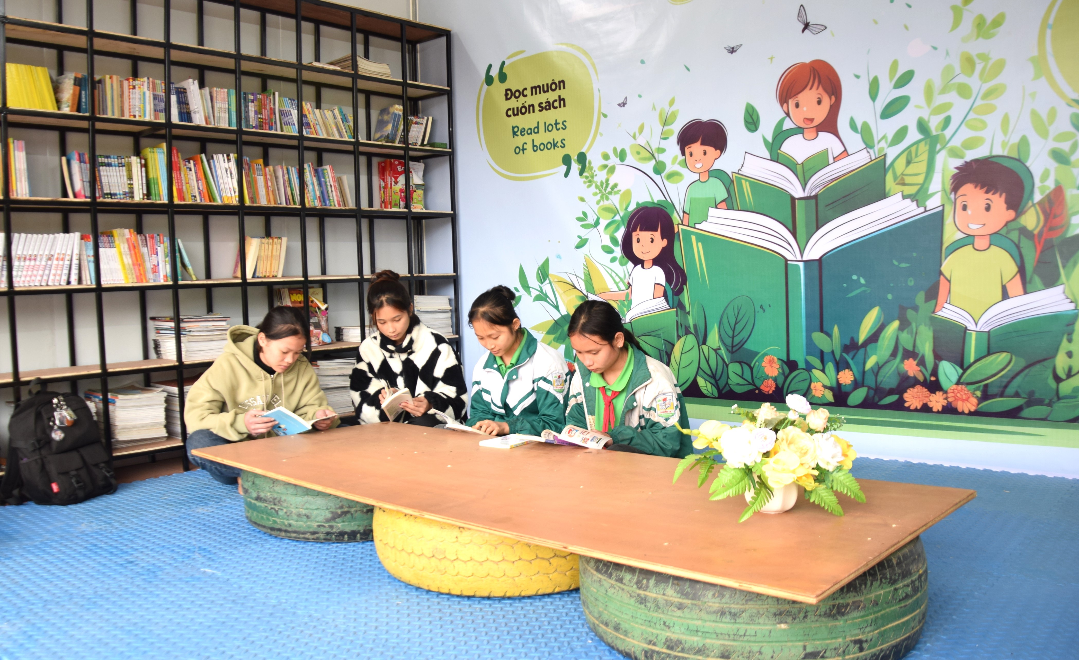 Thư viện, phòng đọc của các nhà trường góp phần trang bị kiến thức cho học sinh về phòng chống tảo hôn và hôn nhân cận huyết thống. doc-sach.jpg