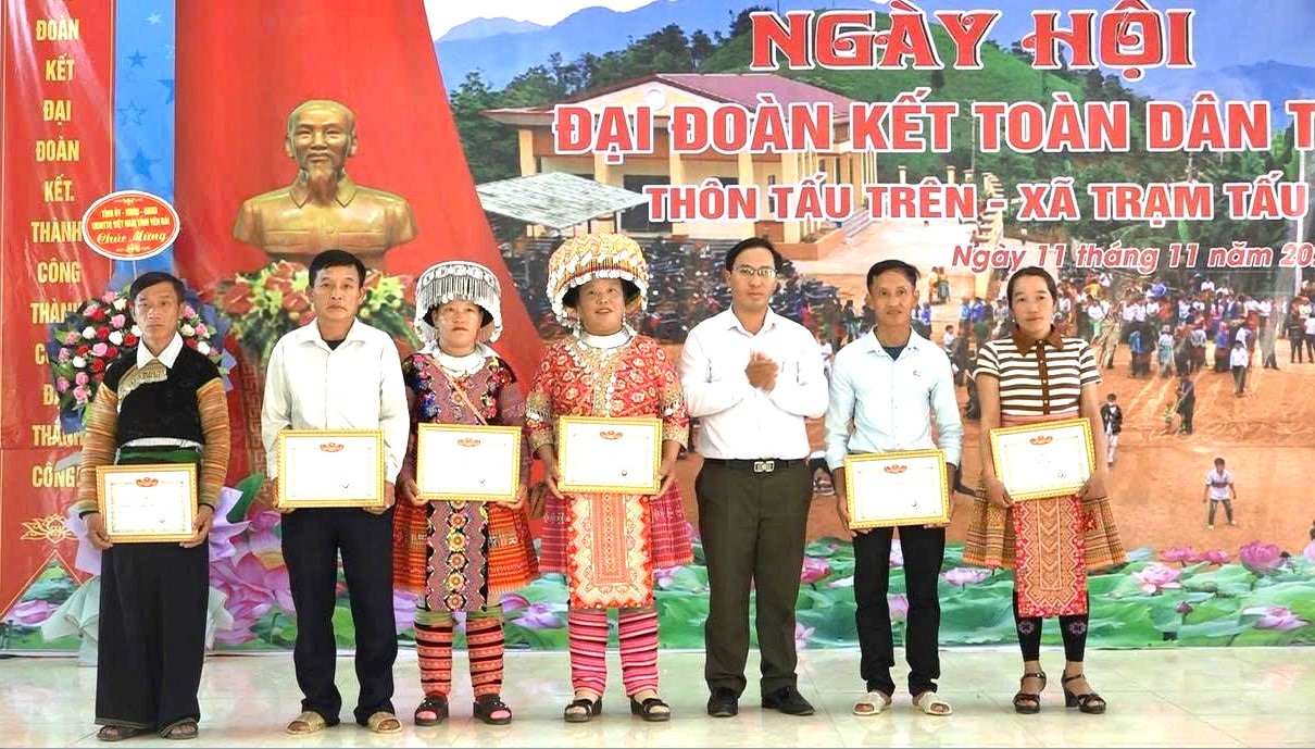 Các gia đình văn hóa tiêu biểu của thôn Tấu Trên được khen thưởng. p2.jpg