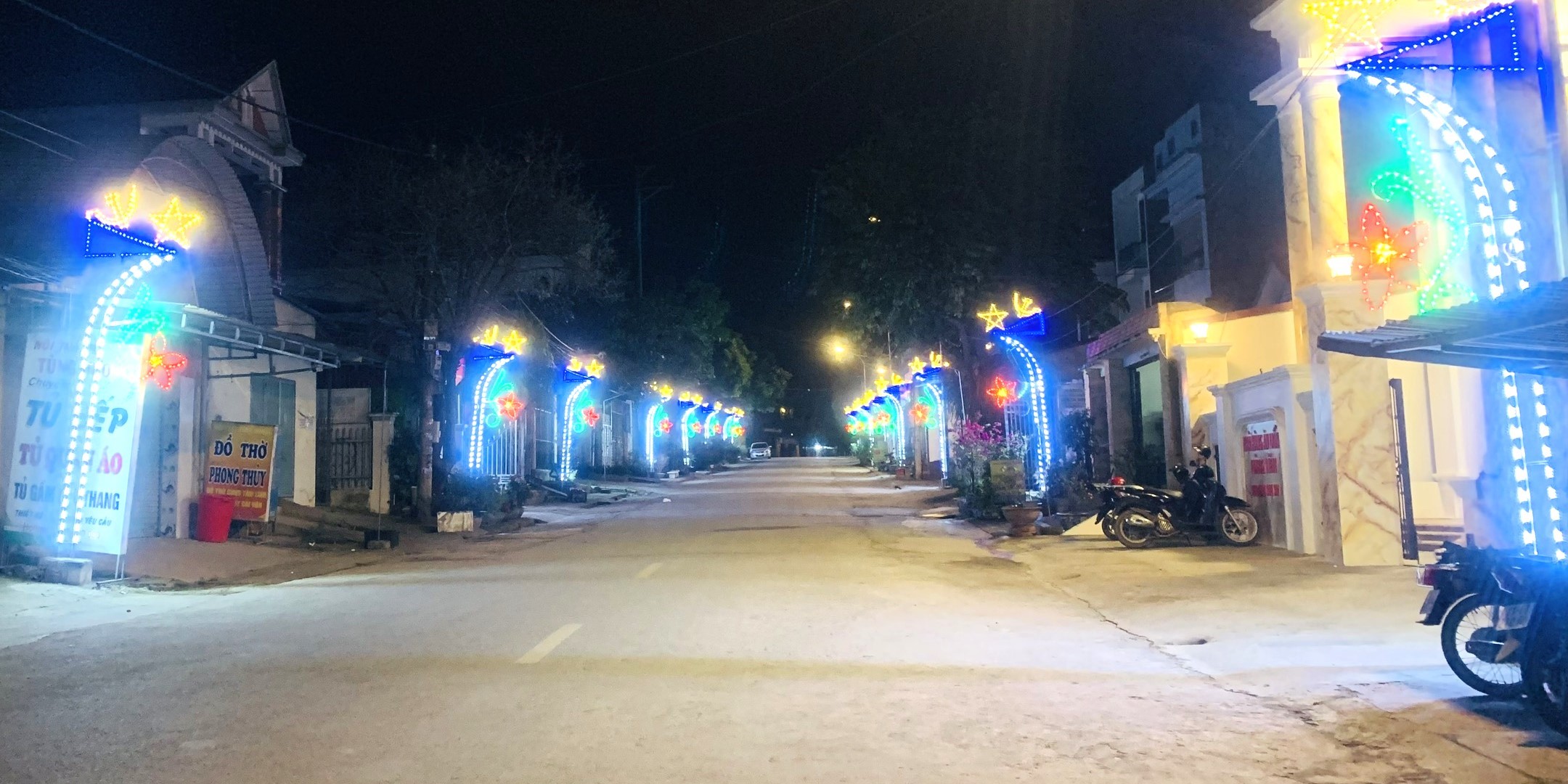 Cảnh quan thôn 4, xã Lục Yên sáng, xanh, sạch, đẹp với các tuyến đường hoa, đoạn đường tự quản về vệ sinh môi trường, tuyến đường đèn LED. p6.jpg