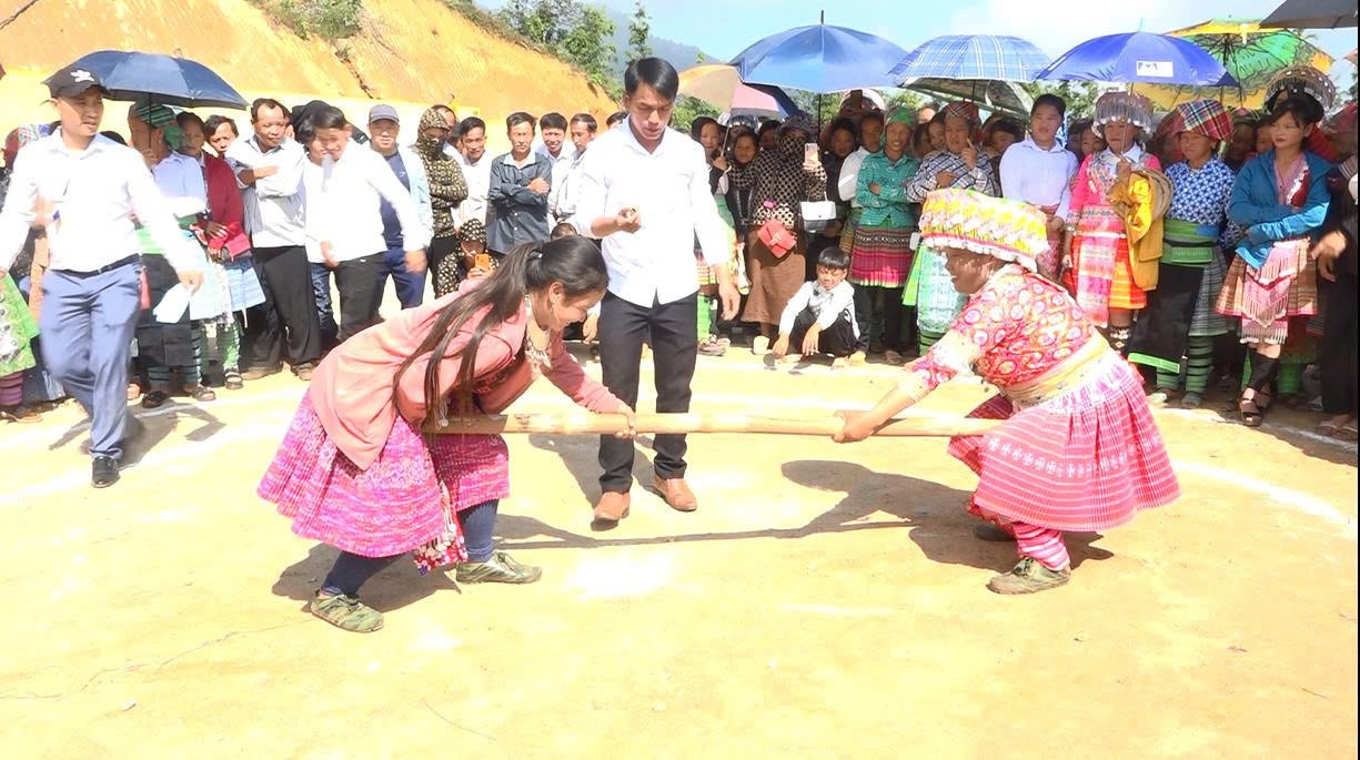 Đồng bào Mông thôn Tấu Trên duy trì các trò chơi dân gian truyền thống. p3.jpg