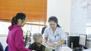 Điều dưỡng Bệnh viện Y học cổ truyền hết lòng chăm sóc người bệnh.