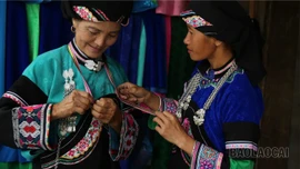 Phụ nữ vùng cao giữ nghề truyền thống