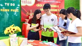 Thư viện tỉnh trưng bày, triển lãm tài nguyên thông tin Cách mạng Tháng Tám và Quốc khánh 2/9