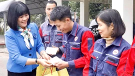 Tổng Liên đoàn Lao động Việt Nam tặng 100 phần quà Tết cho công nhân Lào Cai