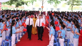 Phó Bí thư Tỉnh ủy Nguyễn Tuấn Anh dự khai giảng tại Trường THCS Lê Quý Đôn