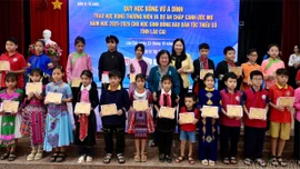 Quỹ Học bổng Vừ A Dính trao học bổng thường niên cho học sinh Lào Cai