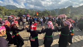 Làng Chút vui hội cầu mùa