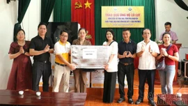 Hiệp hội Du lịch tỉnh Lào Cai tặng quà người dân vùng lũ Thái Nguyên