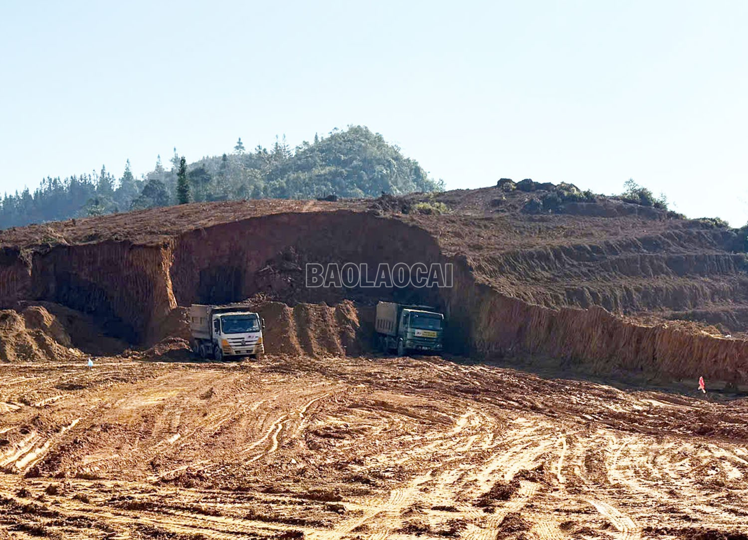 Many machines and large trucks were mobilized to level the ground. baolaocai-c_z7284715093514-b64373627909d20b3d856e26f7c8c11c.jpg