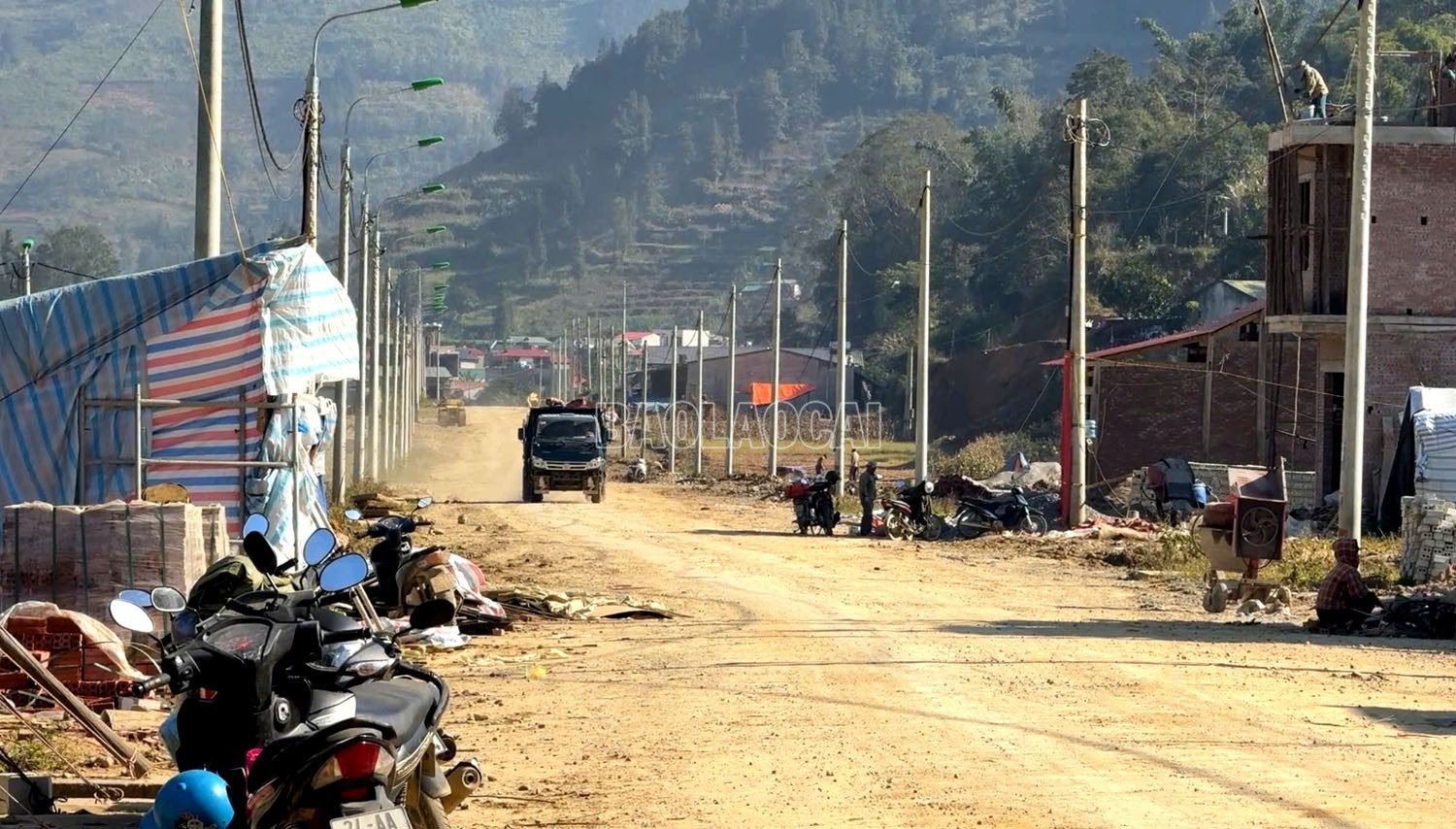Knapp 2 km der Strecke sind bereits mit Straßenoberfläche und Stromnetz fertiggestellt, um die Anwohner umzusiedeln. baolaocai-c_z7316339827328-46f1ee41904c92daeed984ce45f85c9c.jpg