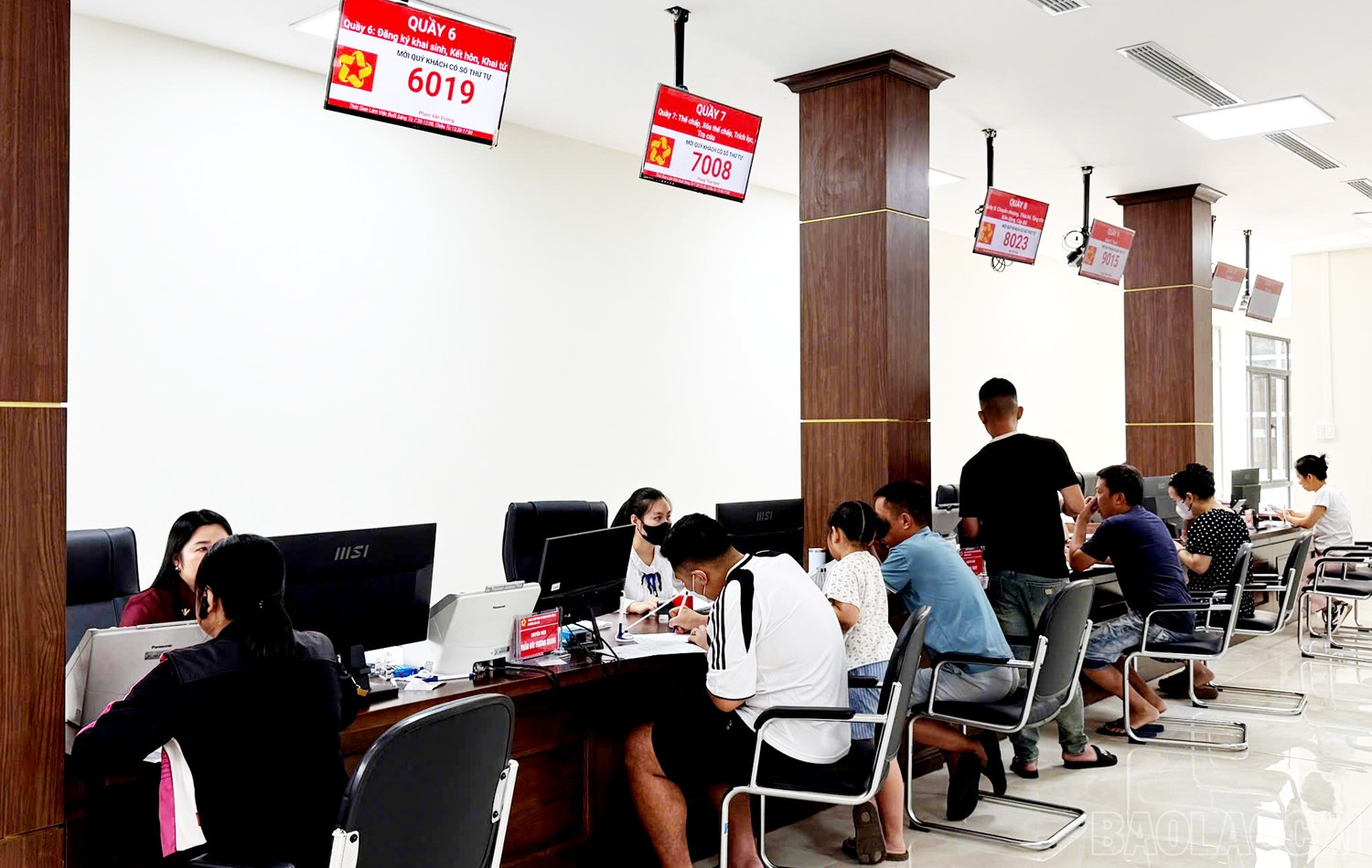 Trung tâm Phục vụ hành chính công được chỉ đạo đẩy nhanh thủ tục làm các thủ tục đất đai cho nhân dân. baolaocai-br_z6895038661434-9e4fb5405426ac367bc3f78c3d5a8683.jpg