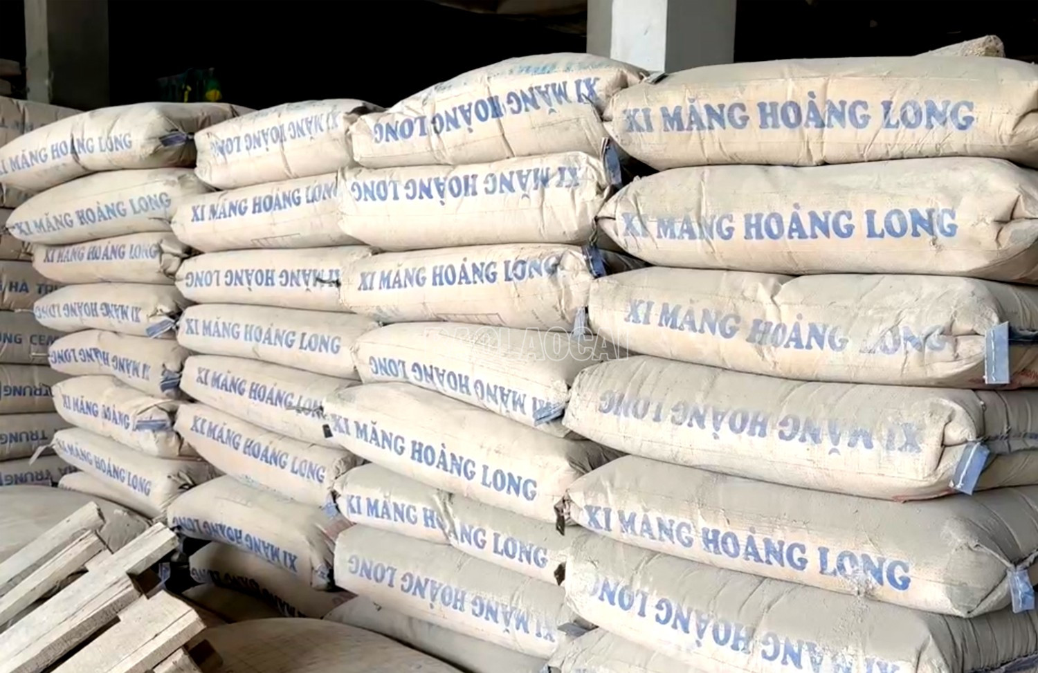 Giá xi măng Hoàng Long mác 30 - 40 có giá lần lượt là 1,25 - 1,35 triệu đồng /tấn. baolaocai-c_xi-mang-2.jpg
