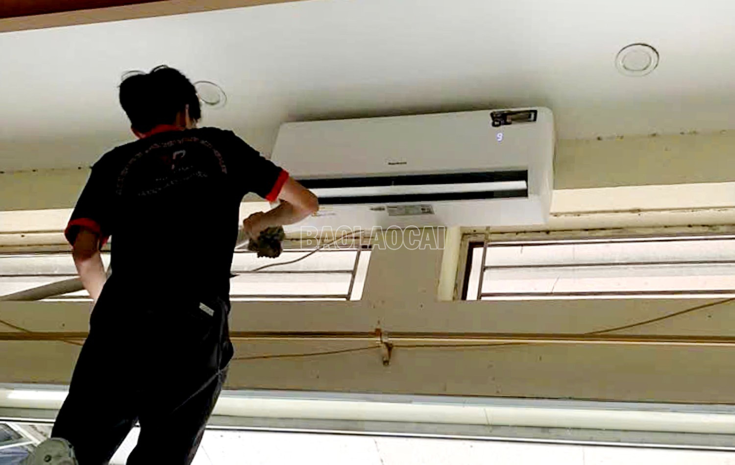 Nhiều cửa hàng, siêu thị đang khuyến mãi lắp đặt cho người mua hàng để kích cầu. baolaocai-c_h8.jpg