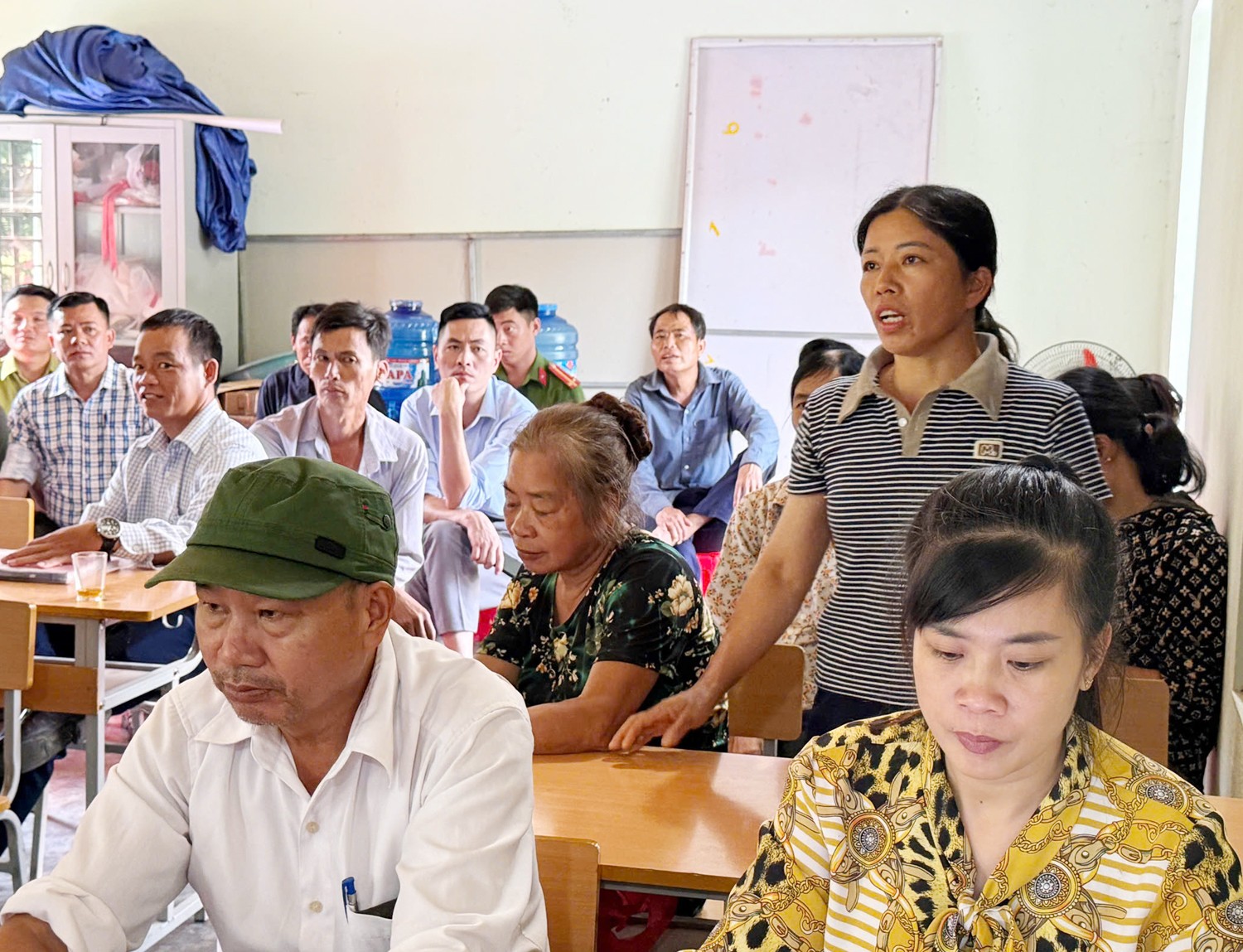 Đảng ủy, Chính quyền xã Phong Hải đối thoại với Nhân dân để tìm giải pháp hạn chế ảnh hưởng của việc khai thác khoáng sản trên địa bàn. z7122340685003-ef994b1c4437086ae2a7a20b3d16e515.jpg
