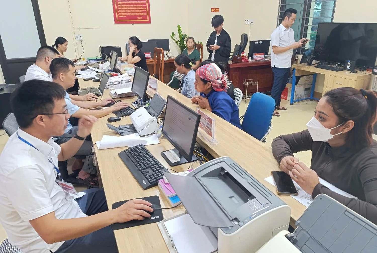 Nhân dân đến làm thủ tục hành chính tại dịch vụ công xã Bảo Nhai.