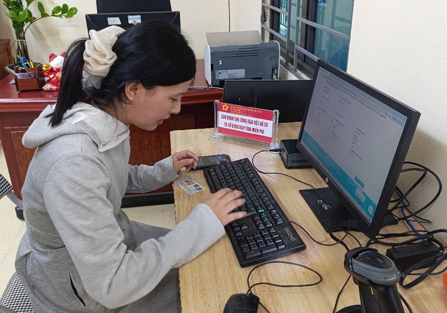 Người dân thực hiện thủ tục hành chính trên dịch vụ công trực tuyến. Người dân thực hiện thủ tục hành chính trên dịch vụ công trực tuyến.