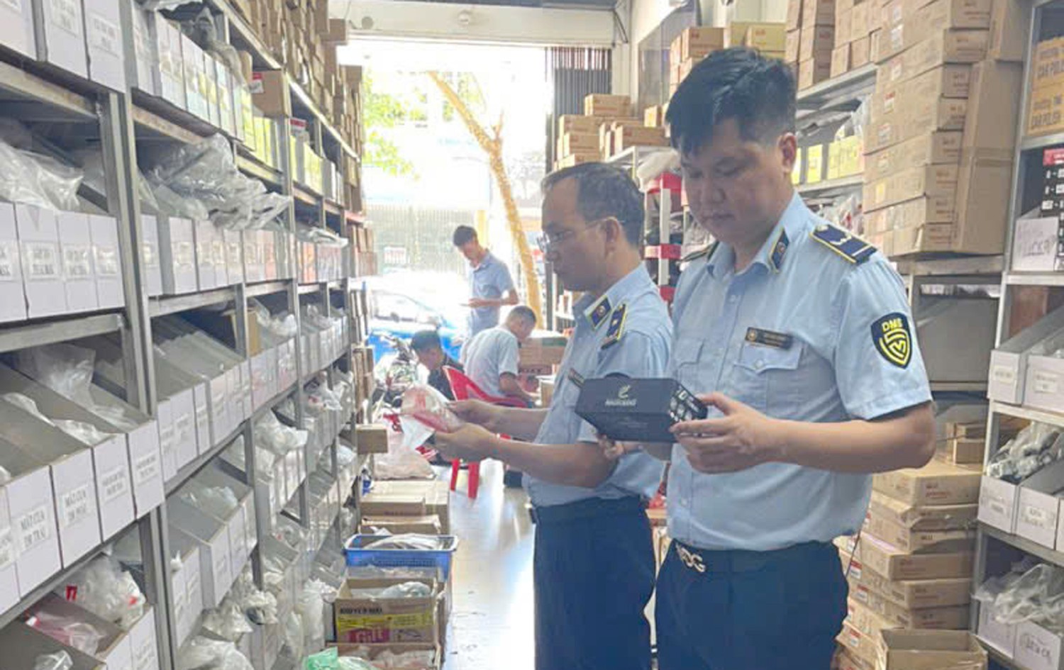 Lực lượng quản lý thị trường tỉnh kiểm tra 150 vụ trong đợt cao điểm chống hàng giả, hàng nhái. z6692862281208-c1c1a5aa3d7144beb90f877f7fe9b41c.jpg