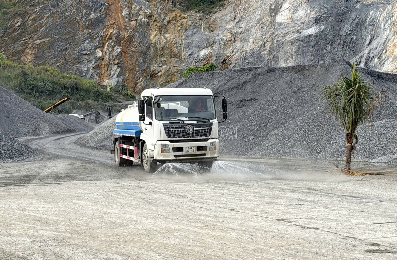 Xe tưới nước chuyên dụng hoạt động thường xuyên để giảm bụi. baolaocai-c_z7153644232322-86e793f003d650cf348f537d8b7ef677.jpg