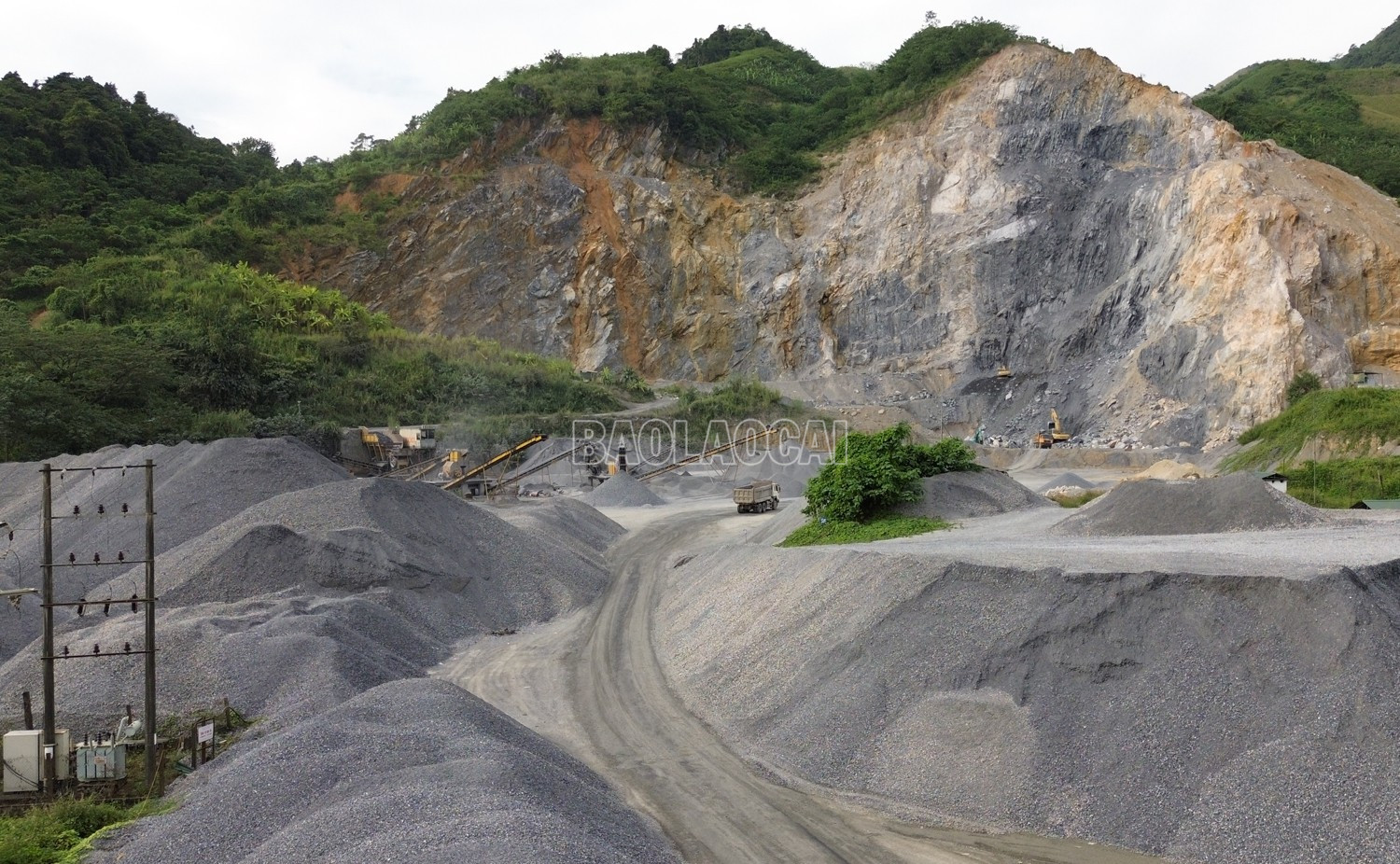 Mỏ đá đã hạn chế nổ mìn để tránh rung động. baolaocai-c_dji-0465.jpg