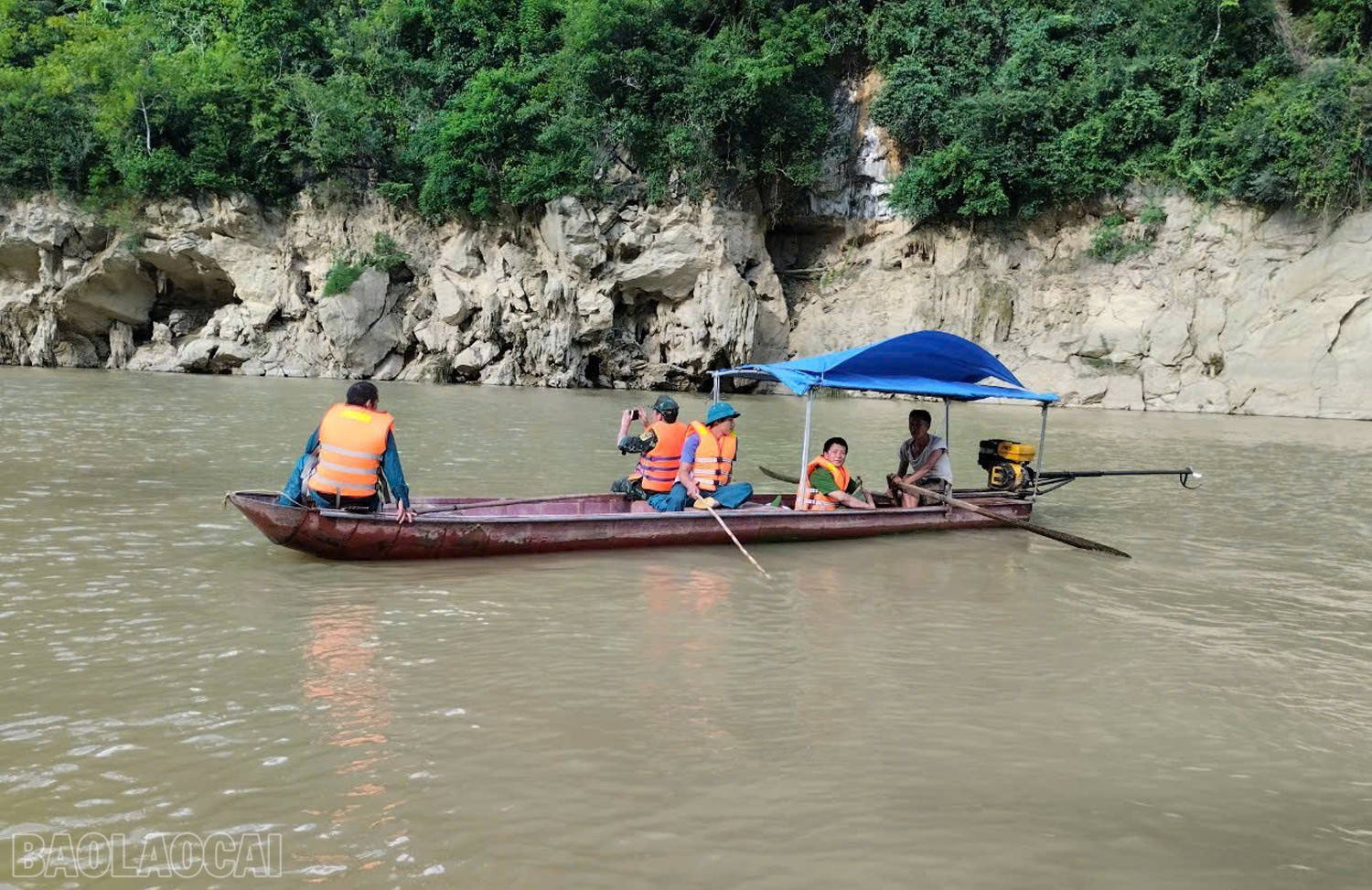 Lực lượng của các xã trong khu vực sông Chảy tích cực giúp đỡ tìm kiếm. baolaocai-bl_z7079320835363-5e4b7397035dd8bd1993458afb8fbc5b.jpg