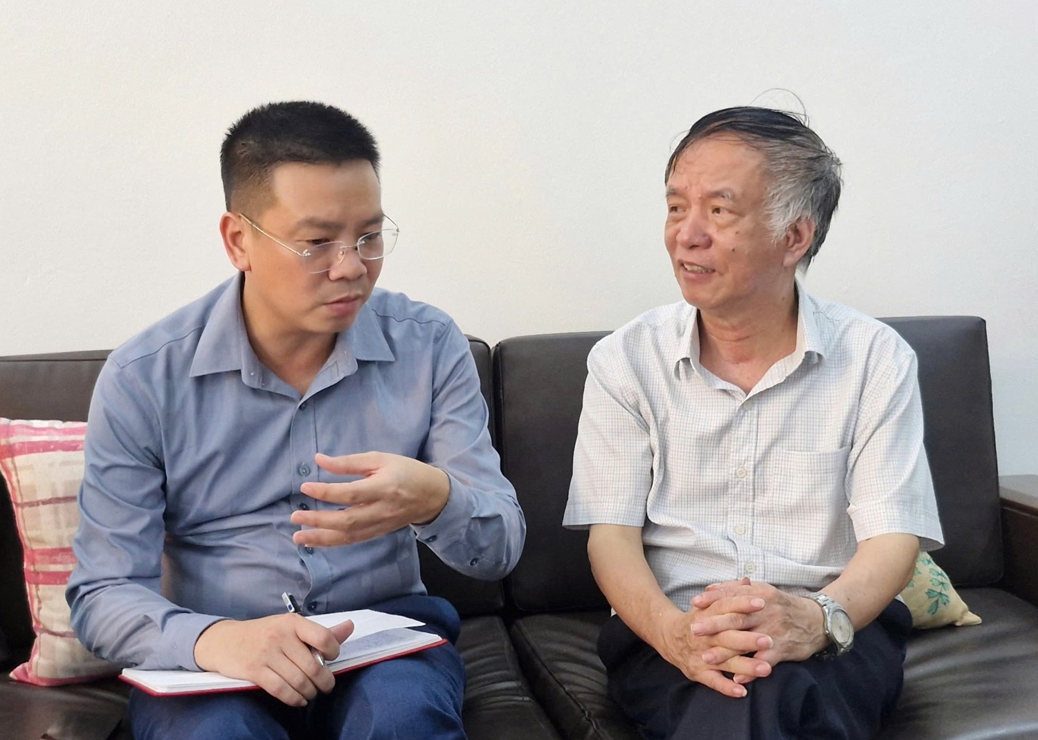 Tiến sĩ Trần Hữu Sơn (bên phải ảnh), nguyên Giám đốc Sở Văn hóa - Thể thao và Du lịch Lào Cai, nguyên Phó Chủ tịch Hội Văn nghệ dân gian Việt Nam trao đổi với phóng viên Báo Lào Cai. z6380980845066-0c1d49e137a883b9dbd1ba29560636c3.jpg