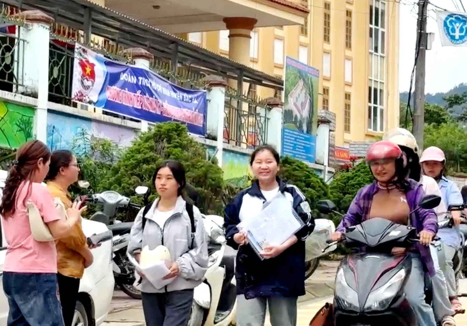 Thí sinh tại điểm thi Trường THPT số 1 Bắc Hà ra về với nhiều tâm trạng.