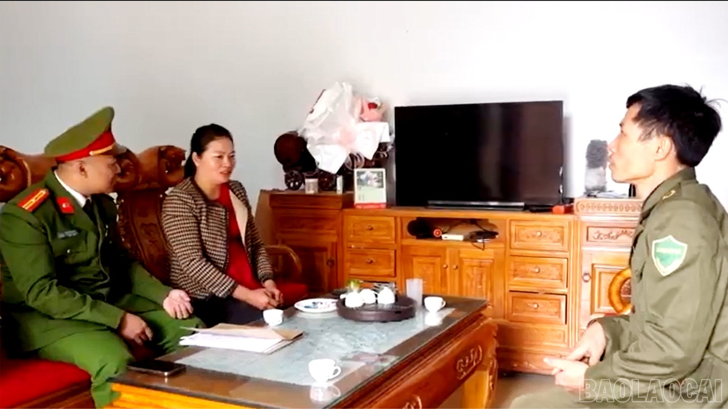 Công an xã Gia Phú tăng cường tuyên truyền và tổ chức ký cam kết đối với các gia đình có học sinh có dấu hiệu vi phạm về pháo. baolaocai-br_phao2.jpg