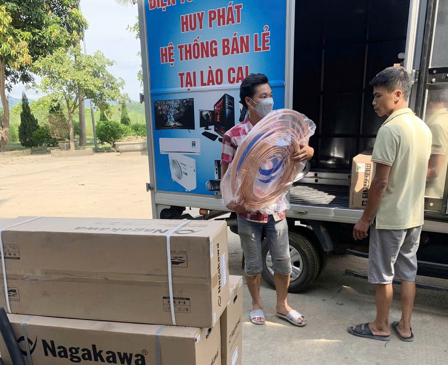 Sản phẩm điều hòa được các siêu thị, cửa hàng phục vụ đến tận nhà dân. h6.jpg