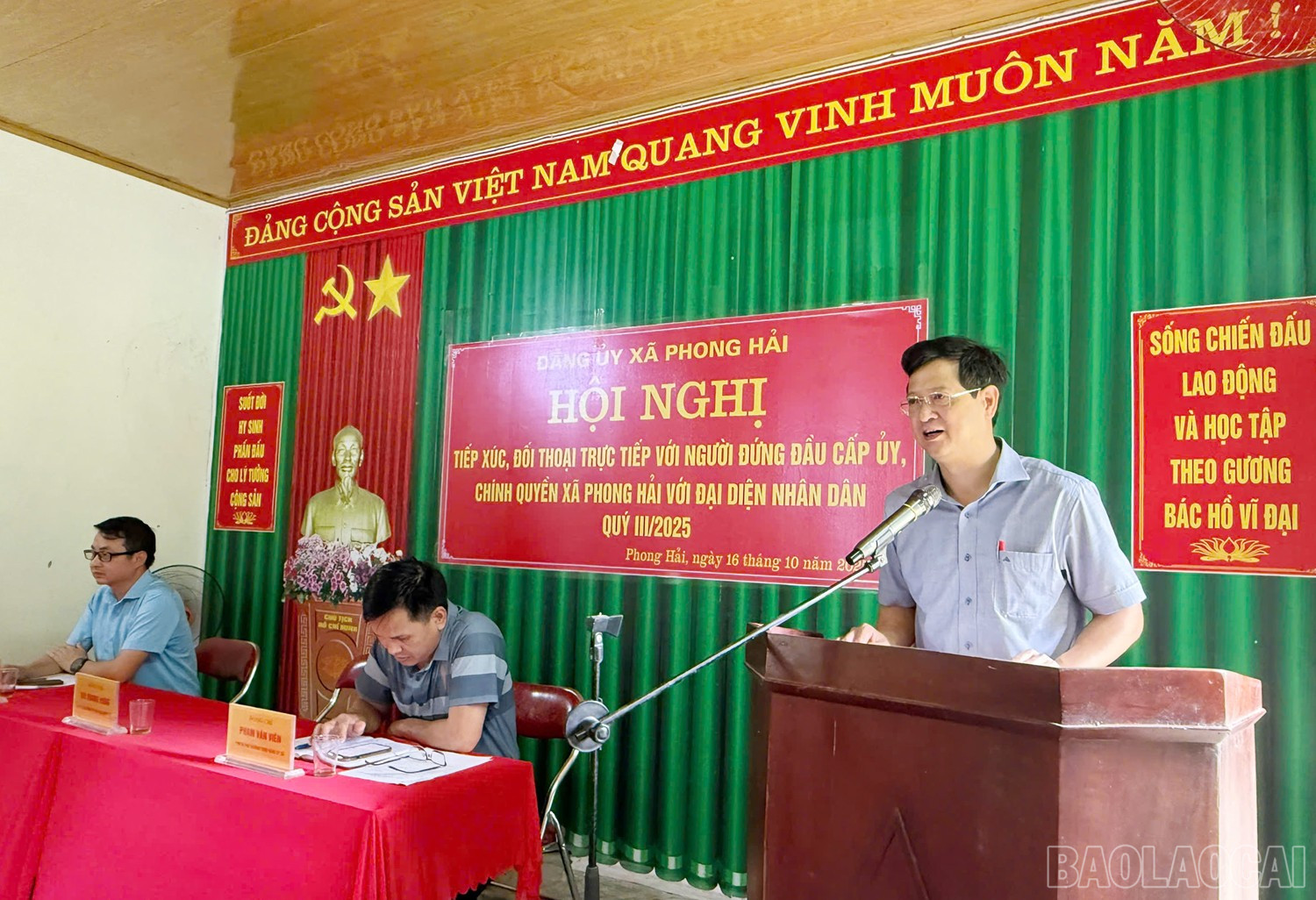 Bí thư Đảng ủy xã Phong Hải trả lời một số vấn đề trong thẩm quyền. baolaocai-br_z7122336269155-f169206c05d2e573ec42fcdb0462a3b4.jpg