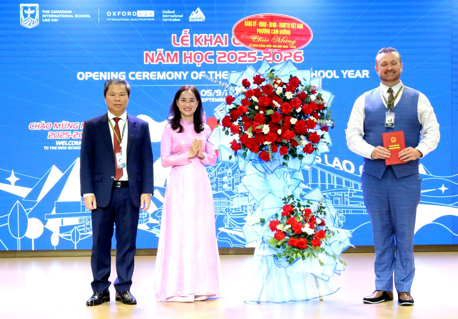 Đại diện phường Cam Đường tặng hoa chúc mừng nhà trường. baolaocai-bl_img-9155.jpg